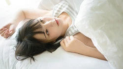 清新大眼齐肩短发女孩着斑马纹背心慵懒床上私房写真桌面壁纸