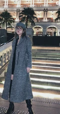 周扬青时尚灰大衣黑裙黑皮靴街拍写真图片