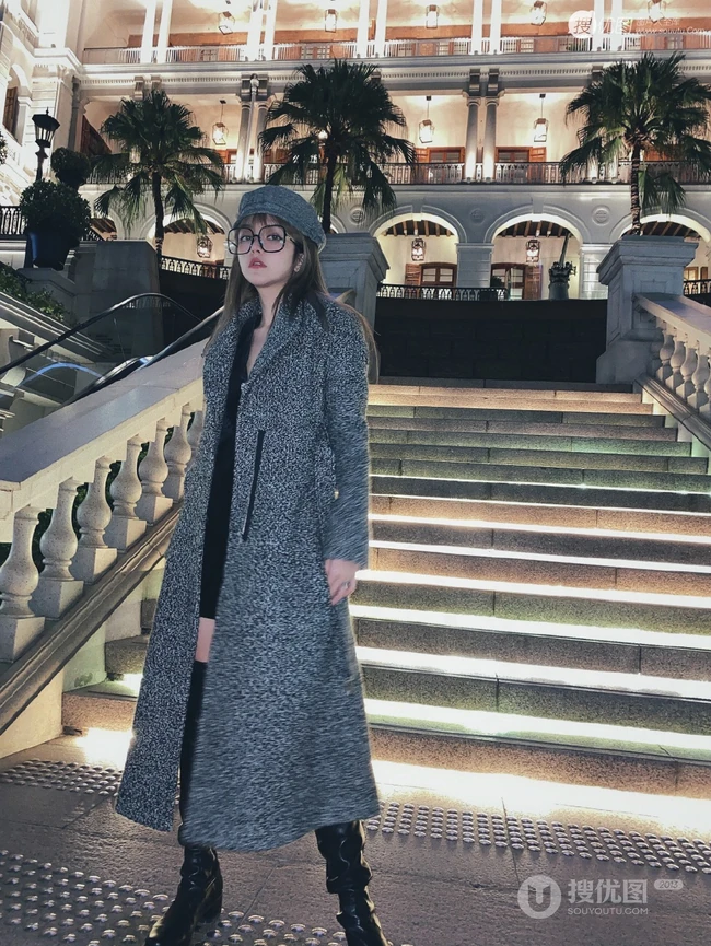 周扬青时尚灰大衣黑裙黑皮靴街拍写真图片