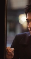 杨洋黑色套装现身巴黎街头，慢节奏，惬生活，尽显格调型男本色
