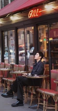杨洋黑色套装现身巴黎街头，慢节奏，惬生活，尽显格调型男本色
