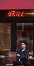 杨洋黑色套装现身巴黎街头，慢节奏，惬生活，尽显格调型男本色