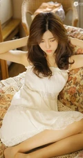 浅粉白皙恬静女生粉色毛衣搭肩带背心短裤室内写真图集