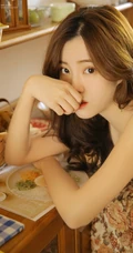 浅粉白皙恬静女生粉色毛衣搭肩带背心短裤室内写真图集