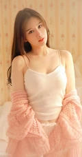 浅粉白皙恬静女生粉色毛衣搭肩带背心短裤室内写真图集