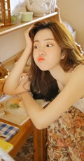 浅粉白皙恬静女生粉色毛衣搭肩带背心短裤室内写真图集