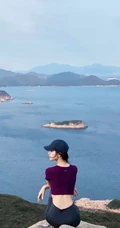 文咏珊紧身运动短背心灰裤戴帽爬山锻炼露纤细线条图片