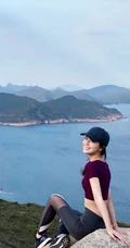 文咏珊紧身运动短背心灰裤戴帽爬山锻炼露纤细线条图片