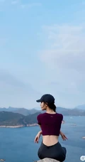 文咏珊紧身运动短背心灰裤戴帽爬山锻炼露纤细线条图片