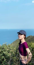 文咏珊紧身运动短背心灰裤戴帽爬山锻炼露纤细线条图片