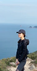 文咏珊紧身运动短背心灰裤戴帽爬山锻炼露纤细线条图片