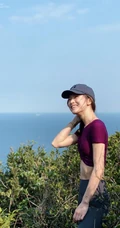 文咏珊紧身运动短背心灰裤戴帽爬山锻炼露纤细线条图片
