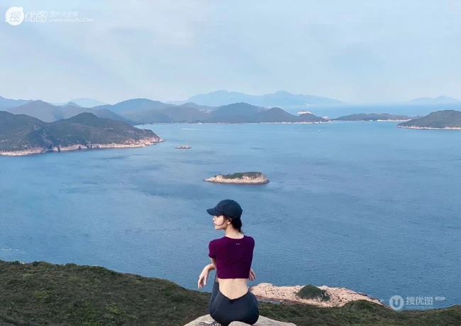 文咏珊紧身运动短背心灰裤戴帽爬山锻炼露纤细线条图片