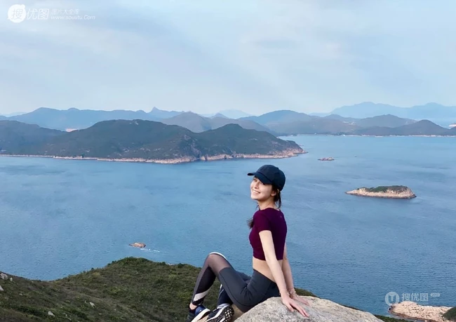 文咏珊紧身运动短背心灰裤戴帽爬山锻炼露纤细线条图片