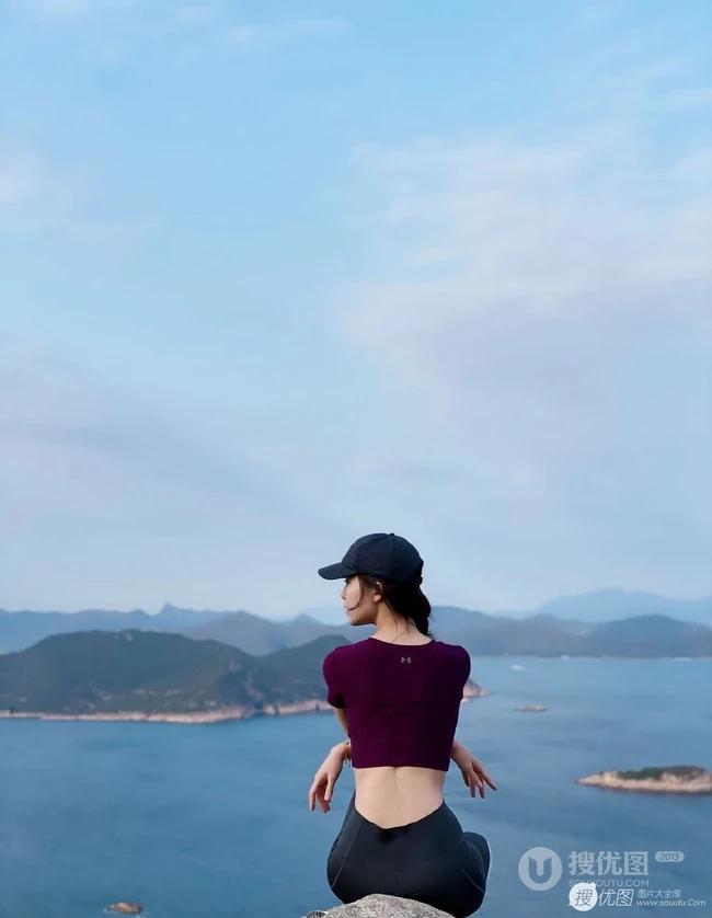 文咏珊紧身运动短背心灰裤戴帽爬山锻炼露纤细线条图片
