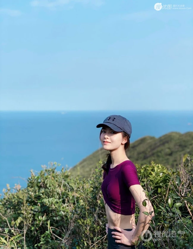 文咏珊紧身运动短背心灰裤戴帽爬山锻炼露纤细线条图片