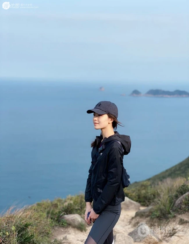 文咏珊紧身运动短背心灰裤戴帽爬山锻炼露纤细线条图片