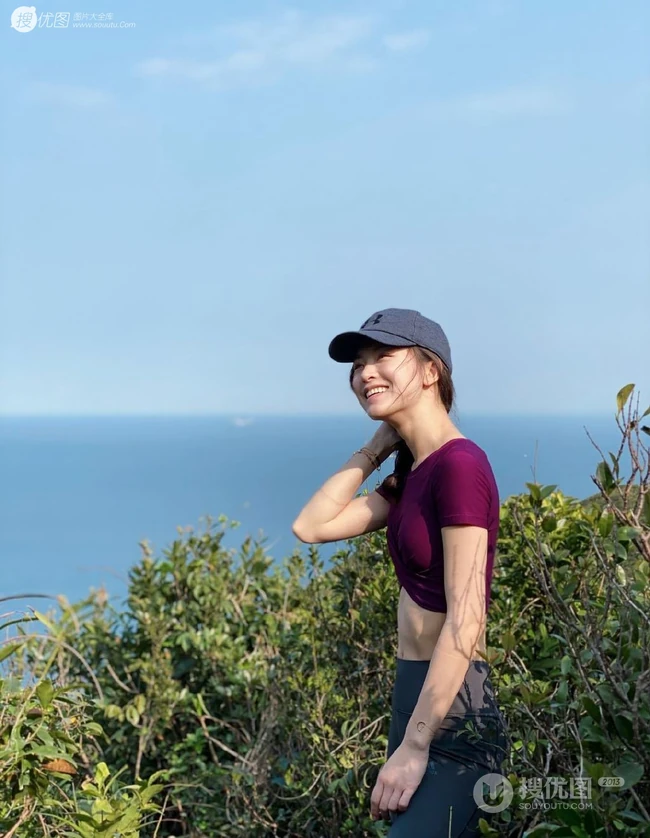 文咏珊紧身运动短背心灰裤戴帽爬山锻炼露纤细线条图片