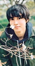 春意盎然，日本男星山崎贤人春意户外街拍写真图片