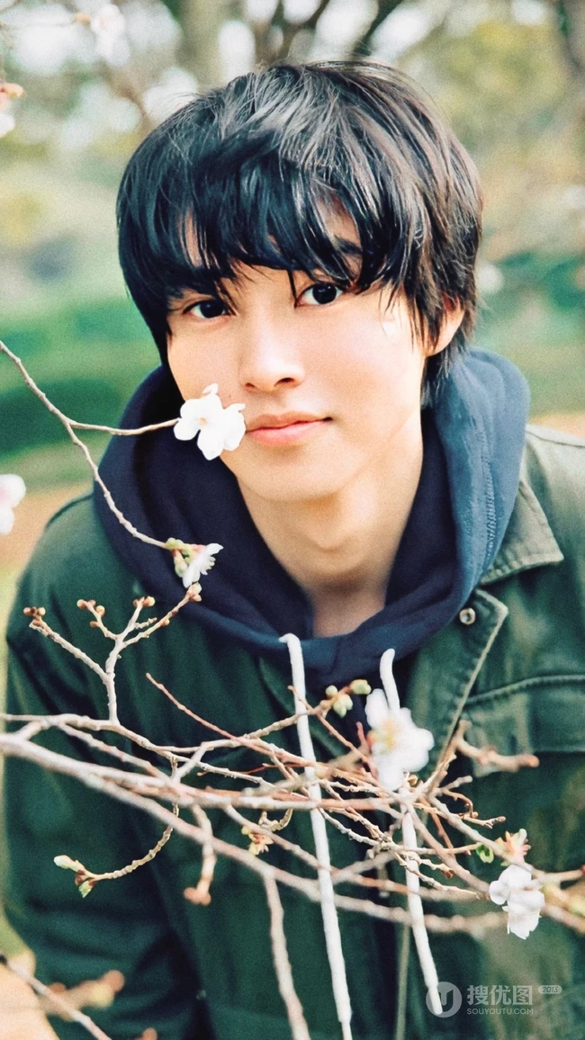春意盎然，日本男星山崎贤人春意户外街拍写真图片