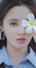 彭小苒清新可人高清近距离大头照写真，手拿花朵甜美怡人