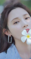 彭小苒清新可人高清近距离大头照写真，手拿花朵甜美怡人