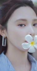 彭小苒清新可人高清近距离大头照写真，手拿花朵甜美怡人