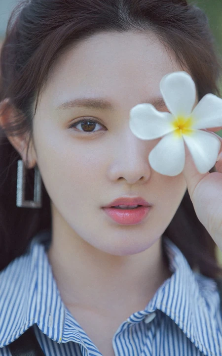 彭小苒清新可人高清近距离大头照写真，手拿花朵甜美怡人