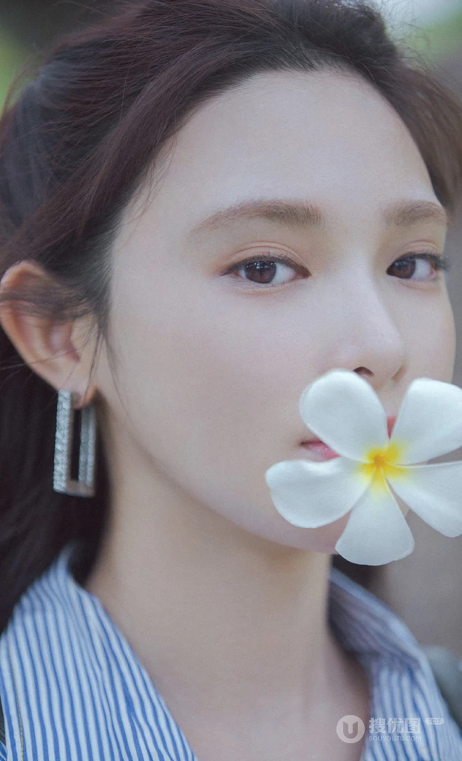 彭小苒清新可人高清近距离大头照写真，手拿花朵甜美怡人