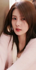 白鹿的粉色少女心，双眸如水，着粉色毛衣，少女心满满