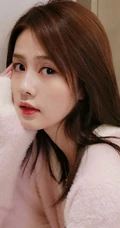 白鹿的粉色少女心，双眸如水，着粉色毛衣，少女心满满
