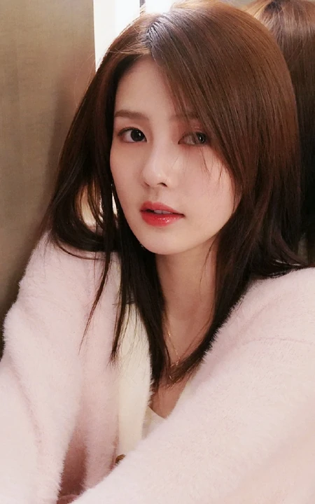白鹿的粉色少女心，双眸如水，着粉色毛衣，少女心满满