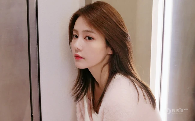 白鹿的粉色少女心，双眸如水，着粉色毛衣，少女心满满