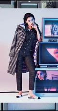 三吉彩花气质复古大胆艺术杂志写真，浓艳打扮，化身柔女生郎