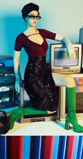 三吉彩花气质复古大胆艺术杂志写真，浓艳打扮，化身柔女生郎