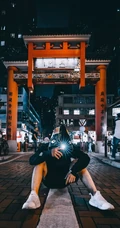 夜景街头景区牌坊下的潮流型男手机壁纸图片