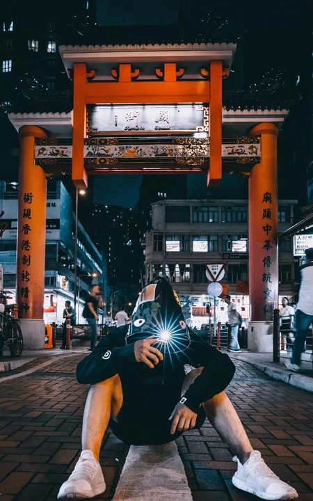 夜景街头景区牌坊下的潮流型男手机壁纸图片