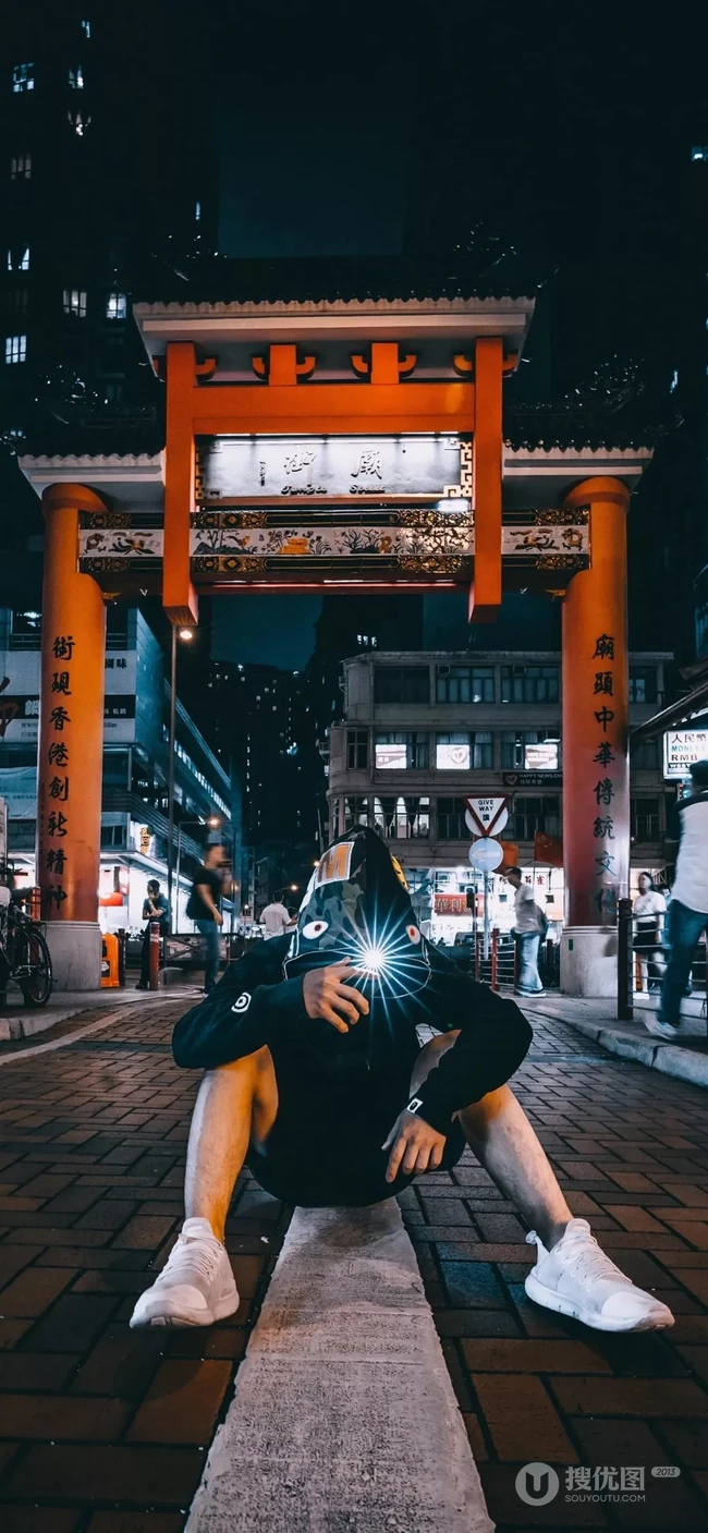 夜景街头景区牌坊下的潮流型男手机壁纸图片
