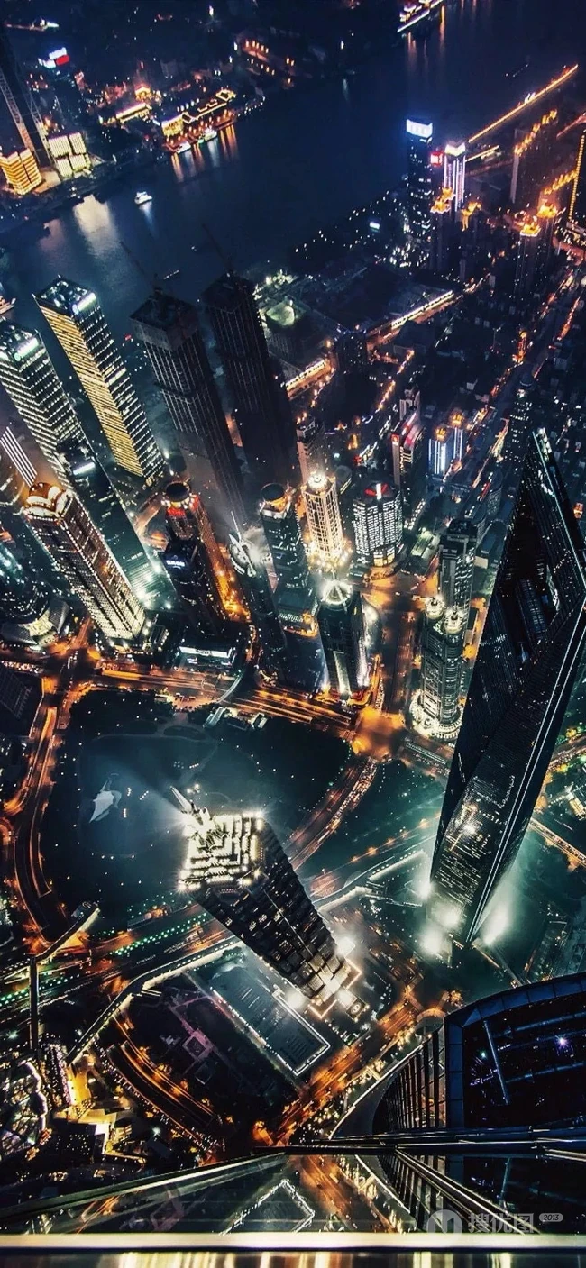 夜景街头景区牌坊下的潮流型男手机壁纸图片