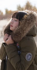 沙漠木屋中取暖的美萌匀称气质少女，给你最真实的怦然心动