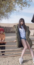 沙漠木屋中取暖的美萌匀称气质少女，给你最真实的怦然心动