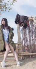 沙漠木屋中取暖的美萌匀称气质少女，给你最真实的怦然心动
