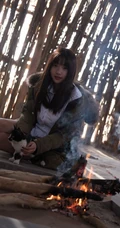 沙漠木屋中取暖的美萌匀称气质少女，给你最真实的怦然心动