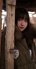 沙漠木屋中取暖的美萌匀称气质少女，给你最真实的怦然心动