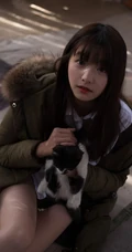 沙漠木屋中取暖的美萌匀称气质少女，给你最真实的怦然心动