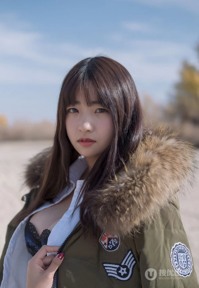 沙漠木屋中取暖的美萌匀称气质少女，给你最真实的怦然心动