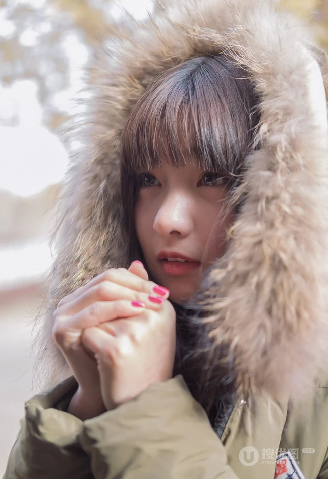 沙漠木屋中取暖的美萌匀称气质少女，给你最真实的怦然心动