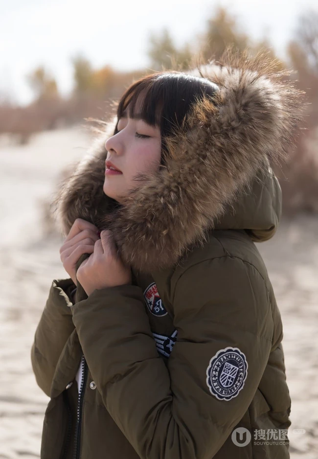 沙漠木屋中取暖的美萌匀称气质少女，给你最真实的怦然心动