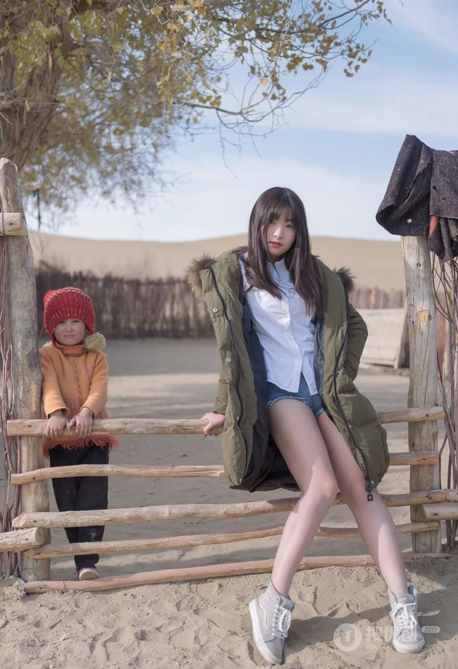 沙漠木屋中取暖的美萌匀称气质少女，给你最真实的怦然心动