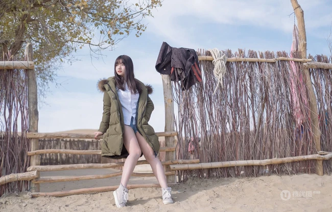 沙漠木屋中取暖的美萌匀称气质少女，给你最真实的怦然心动